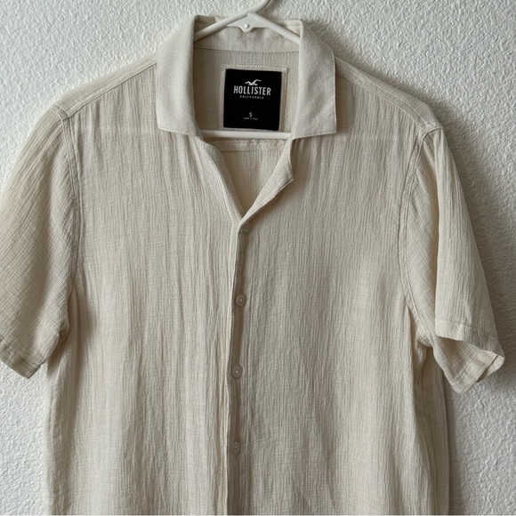 Hollister Cream Textured Short Sleeve Button Down Men’s Shirt Size Small - Picture 2 of 7
